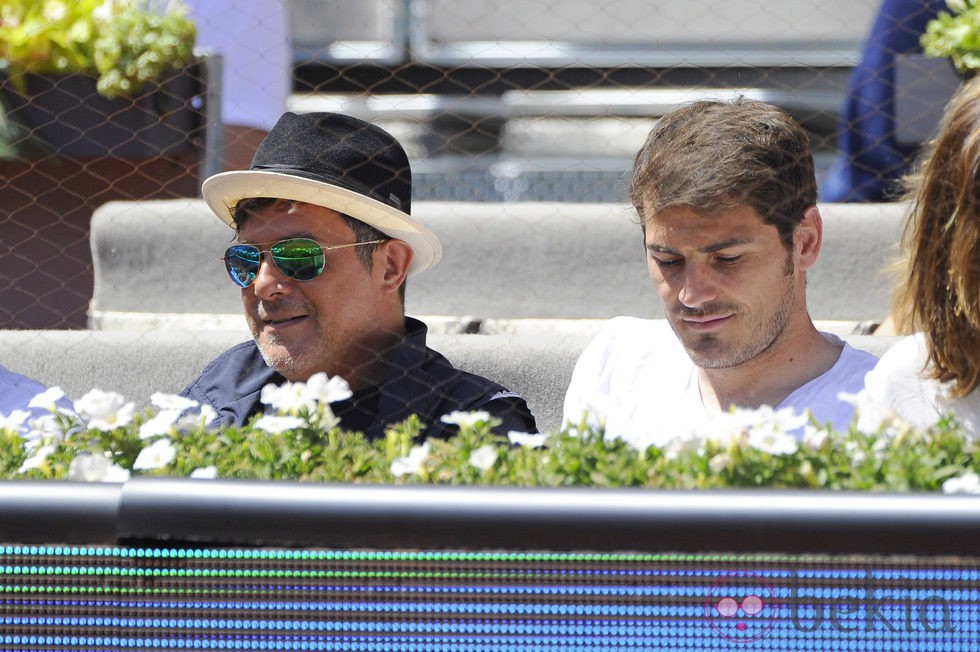 Alejandro Sanz e Iker Casillas disfrutan del partido de tenis de Rafa Nadal