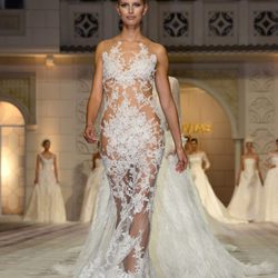 Karolina Kurkova desfila para Pronovias durante la Barcelona Bridal Week 2014