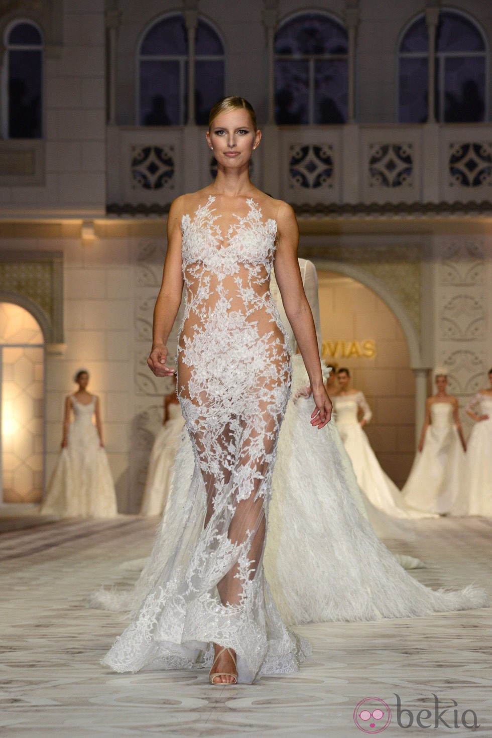 Karolina Kurkova desfila para Pronovias durante la Barcelona Bridal Week 2014