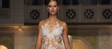 Karolina Kurkova desfila para Pronovias durante la Barcelona Bridal Week 2014