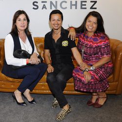 Carmen Martínez-Bordiú junto a los peluqueros de la Maison Eduardo Sánchez