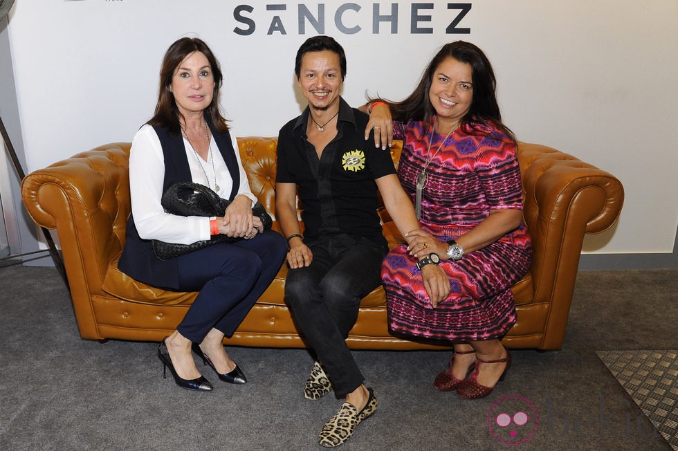 Carmen Martínez-Bordiú junto a los peluqueros de la Maison Eduardo Sánchez