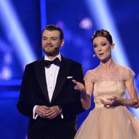 Lise Rønne, Nikolaj Koppel y Pilou Asbæk durante la presentación del Festival de Eurovisión 2014