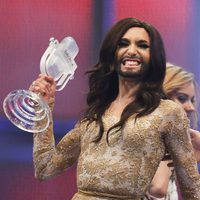 Conchita Wurst posa con su premio como ganadora del Festival de Eurovisión 2014