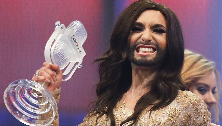 Conchita Wurst posa con su premio como ganadora del Festival de Eurovisión 2014