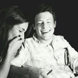 Lea Michele y Cory Monteith sonrientes