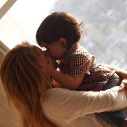 Shakira y Milan Piqué se dan un beso para celebrar el Día de la Madre 2014