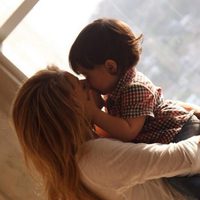 Shakira y Milan Piqué se dan un beso para celebrar el Día de la Madre 2014