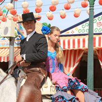 Cayetano Martínez de Irujo con su hija Amina en la Feria de Sevilla 2014