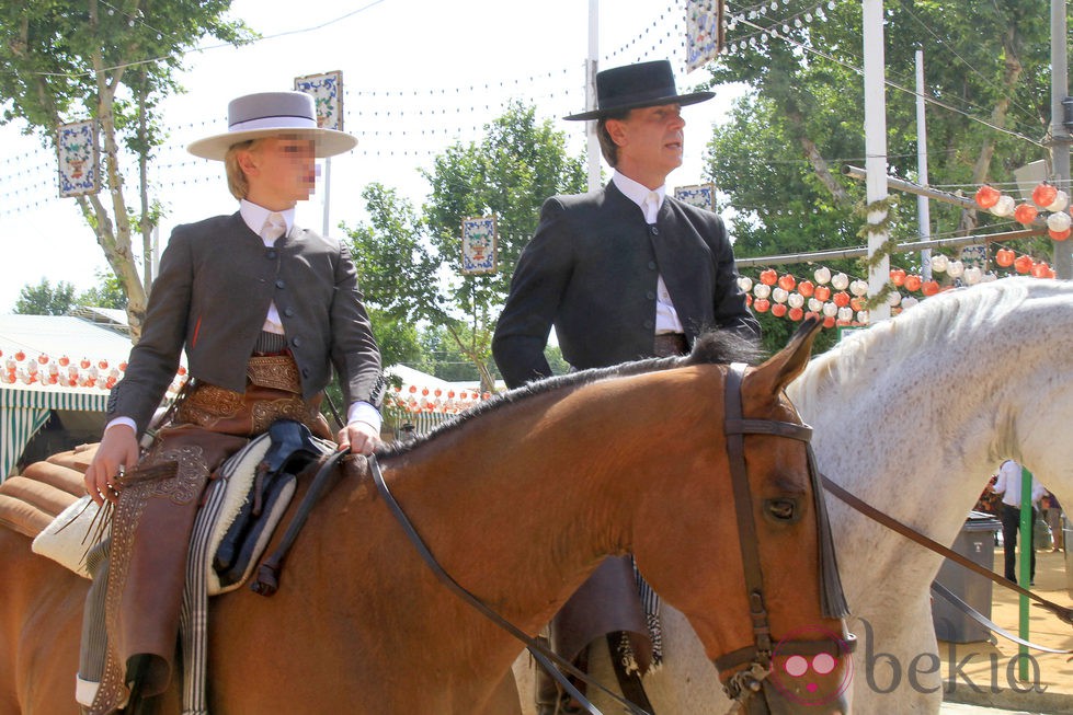 Cayetano Martínez de Irujo con su hijo Luis en la Feria de Sevilla 2014