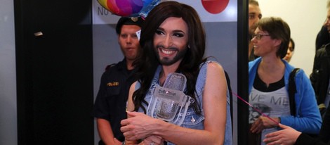 Conchita Wurst a su llegada al aeropuerto de Viena tras ganar Eurovisión 2014