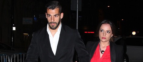 Álvaro Negredo con su mujer Clara García Tapía en la celebración de la Premier