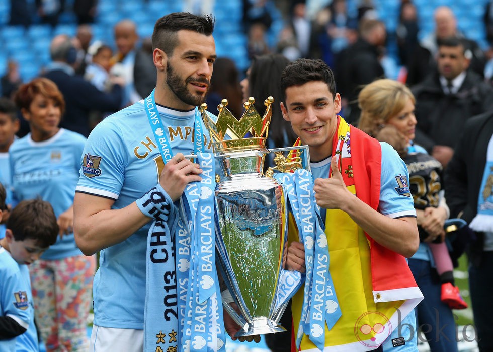 Álvaro Negredo y Jesús Navas celebrando la Premier League conseguida con el City