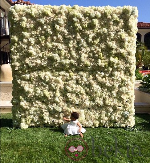 North West con el regalo de Kanye West a Kim Kardashian en el Día de la Madre