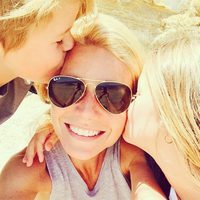 Gwyneth Paltrow recibe un beso de Moses y Apple