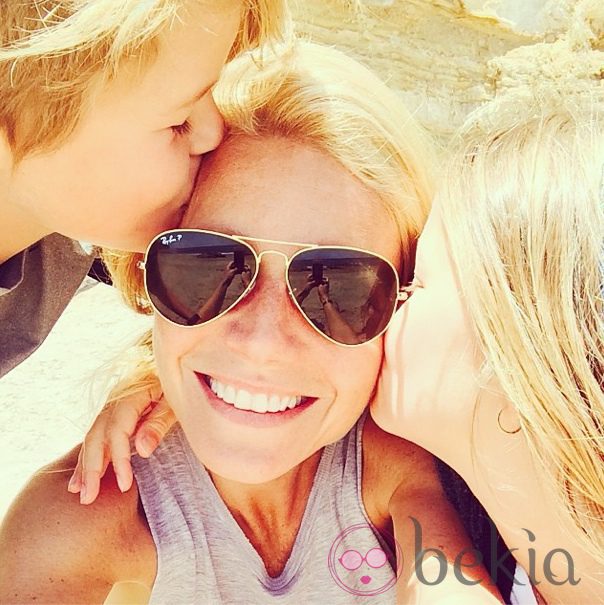 Gwyneth Paltrow recibe un beso de Moses y Apple