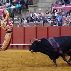 Juan José Padilla a punto de poner las banderillas al toro de la Feria de Sevilla 2014