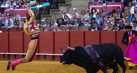 Juan José Padilla a punto de poner las banderillas al toro de la Feria de Sevilla 2014