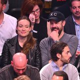 Olivia Wilde y Jason Sudeikis en un partido de la NBA tras convertirse en padres