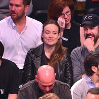 Olivia Wilde y Jason Sudeikis en un partido de la NBA tras convertirse en padres