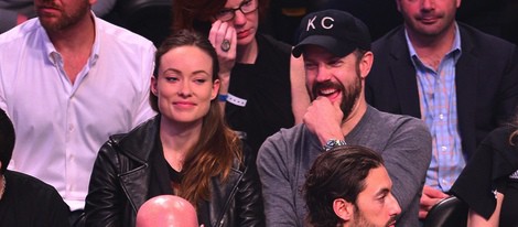 Olivia Wilde y Jason Sudeikis en un partido de la NBA tras convertirse en padres