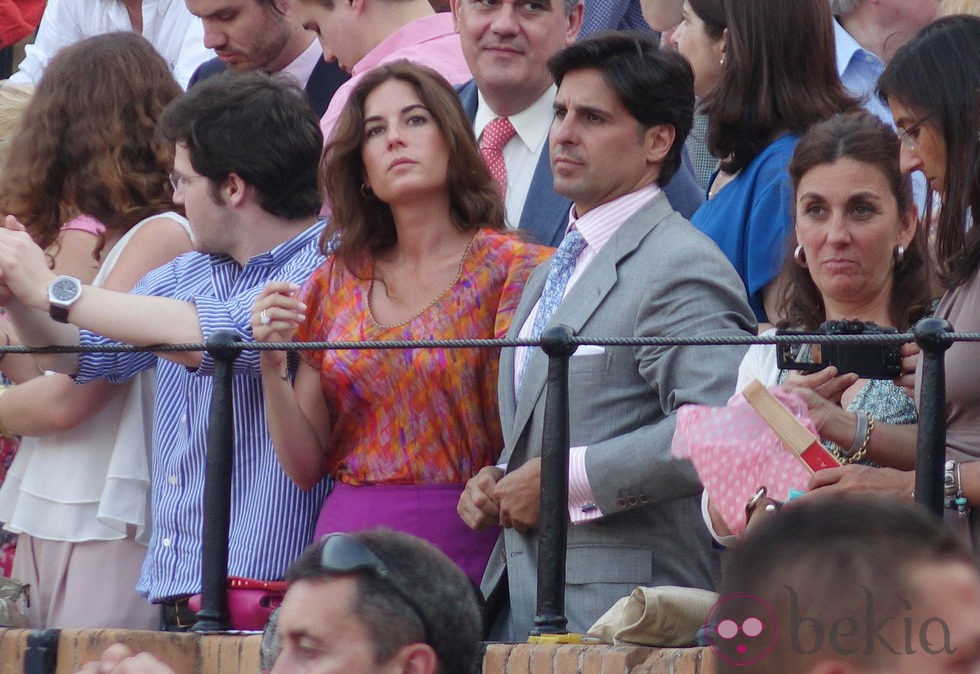 Fran Rivera y Lourdes Montes viendo los toros en la Feria de Sevilla 2014