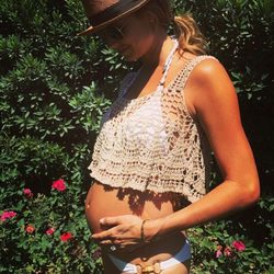 Stacy Keibler presume de incipiente embarazo con un bikini blanco