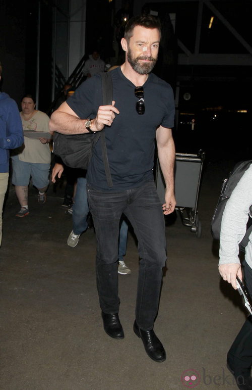 Hugh Jackman en el aeropuerto de Los Angeles tras ser operado