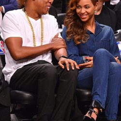 Jay-Z y Byeoncé en un partido de baloncesto