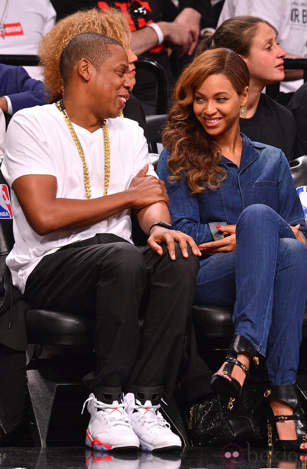 Jay-Z y Byeoncé en un partido de baloncesto