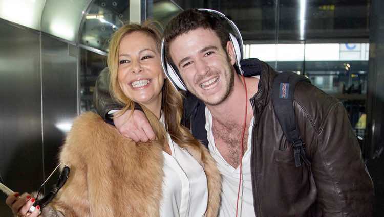 Ana Obregón y Álex Lequio en el aeropuerto