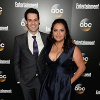 Andrew Leeds y Cristela Alozno en los Upfronts de la ABC 2014