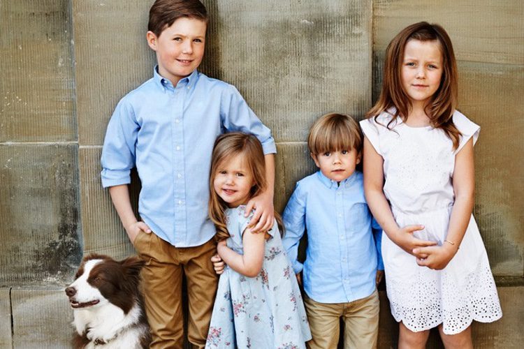 Los hijos de Federico y Mary de Dinamarca posan por el décimo aniversario de boda de sus padres