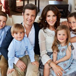 Federico y Mary con sus cuatro hijos en un posado por su décimo aniversario de boda