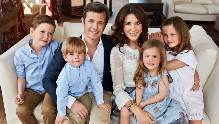 Federico y Mary con sus cuatro hijos en un posado por su décimo aniversario de boda