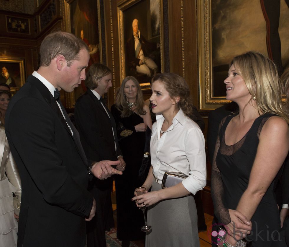 El Príncipe Guillermo hablando con Emma Watson y Kate Moss en una cena benéfica en Windsor