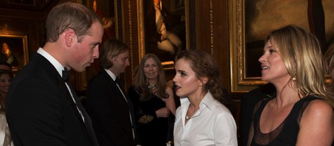 El Príncipe Guillermo hablando con Emma Watson y Kate Moss en una cena benéfica en Windsor