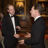 El Príncipe Guillermo charla con Benedict Cumberbatch en una cena benéfica en Windsor