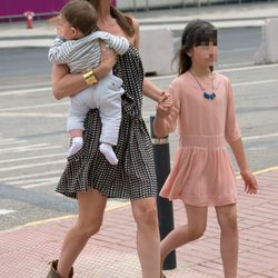 Mar Saura con sus hijos Claudia y Javier llegando a Ibiza