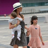 Mar Saura con sus hijos Claudia y Javier llegando a Ibiza