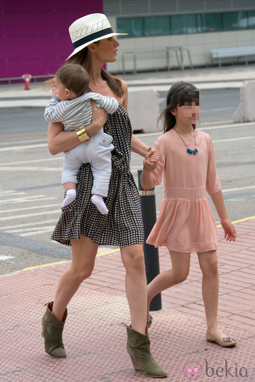 Mar Saura con sus hijos Claudia y Javier llegando a Ibiza