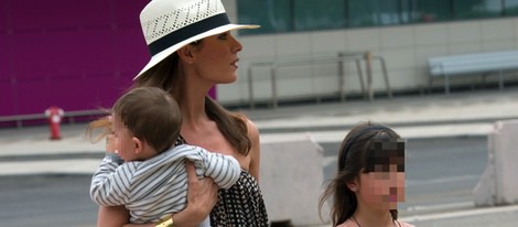 Mar Saura con sus hijos Claudia y Javier llegando a Ibiza