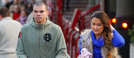 Pepe y Ana Sofía Moreira paseando con su hija Angeli por Madrid