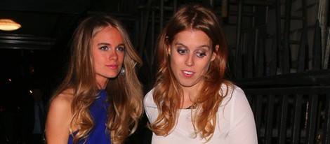 Cressida Bonas y la Princesa Beatriz de York entrando en un local de Londres