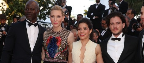 America Ferrera, Cate Blanchett, Jay Baruchel y Kit Harington posando en el Festival de Cannes 2014