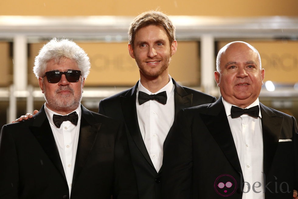 Pedro Almodóvar, Damian Szifron y Agustín Almodóvar en el Festival Cannes 2014