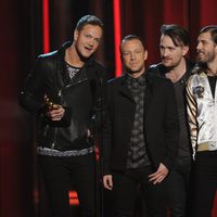 Dan Reynolds y el resto de Imagine Dragons en los Billboard Music Awards 2014