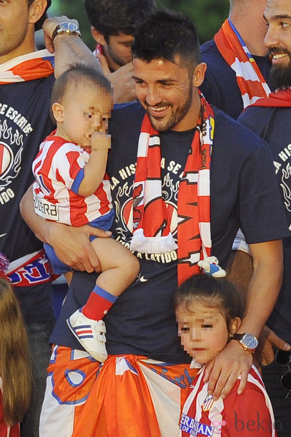 David Villa celebrando la Liga 2014 del Atlético de Madrid con sus hijos Luca y Olaya