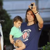 Filipe Luis celebrando la Liga 2014 del Atlético de Madrid con su hijo en brazos