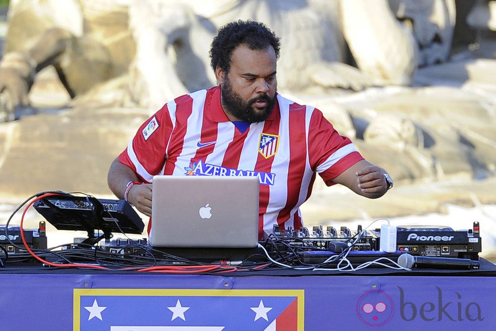 Carlos Jean poniendo música a la celebración de la Liga 2014 del Atlético de Madrid